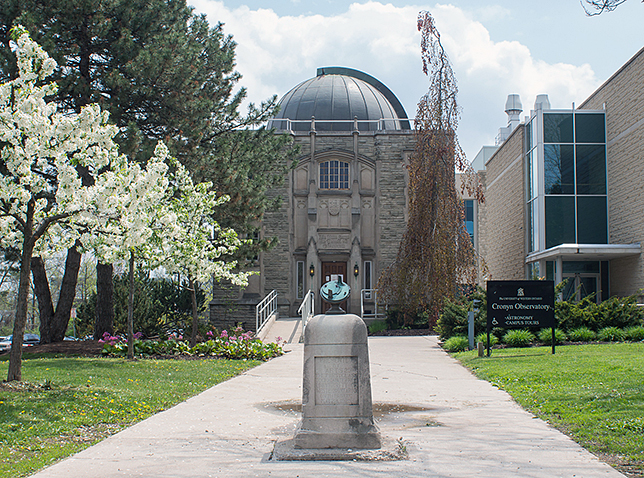 Cronyn_observatory_building_and_Gibbs_heliochronometer_(sundial)